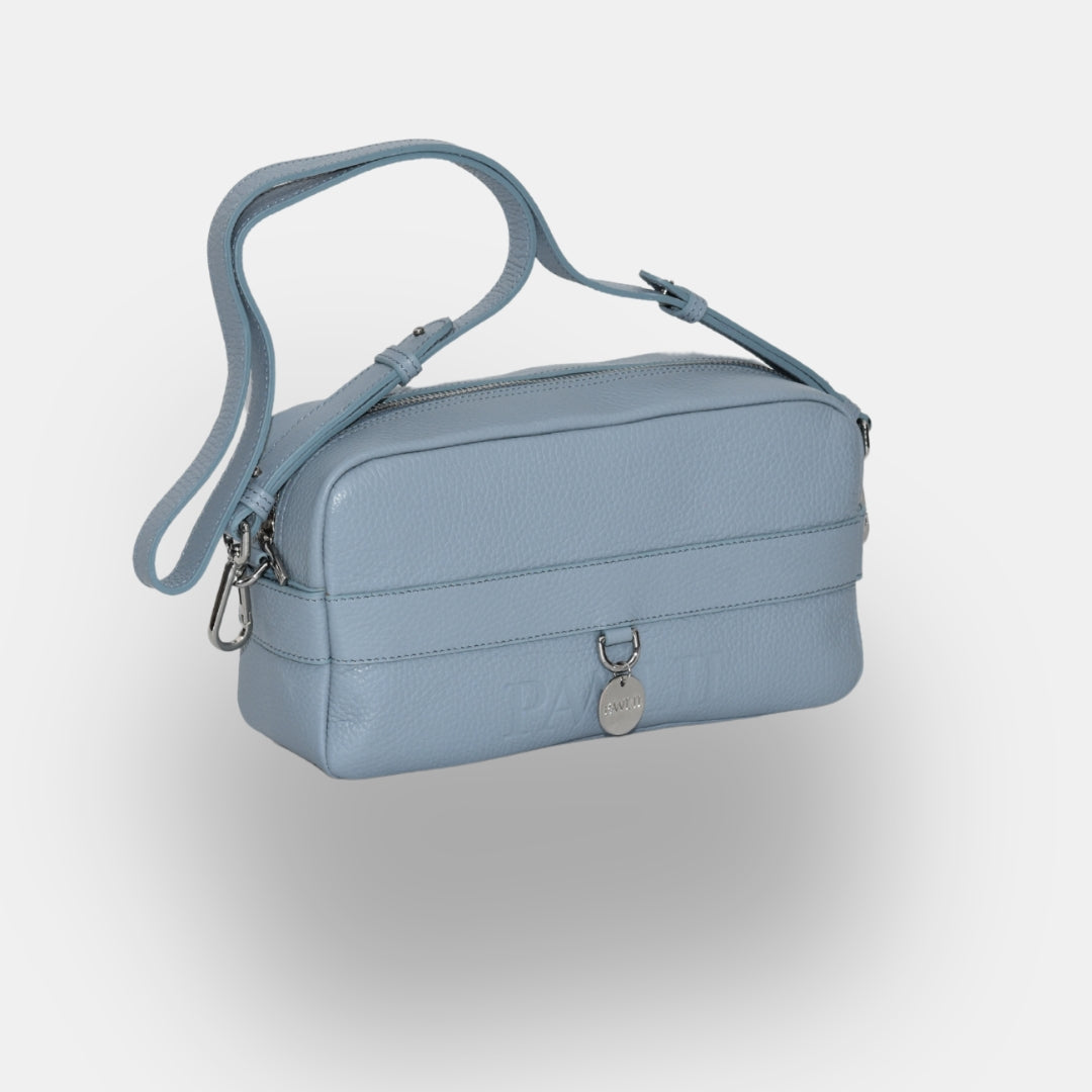 Gassitasche aus Leder in puderblau.