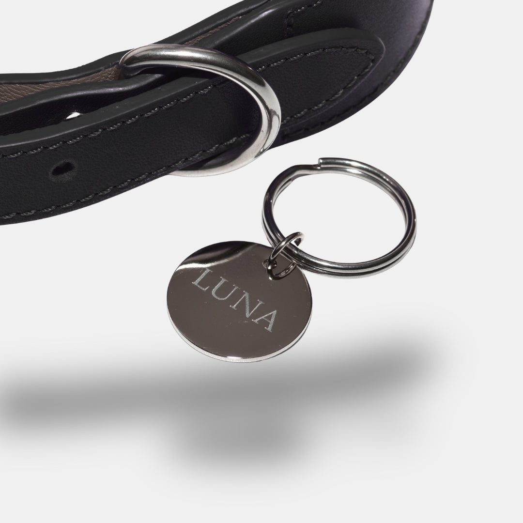 Lederhalsband in Schwarz mit silbernem Anhänger.