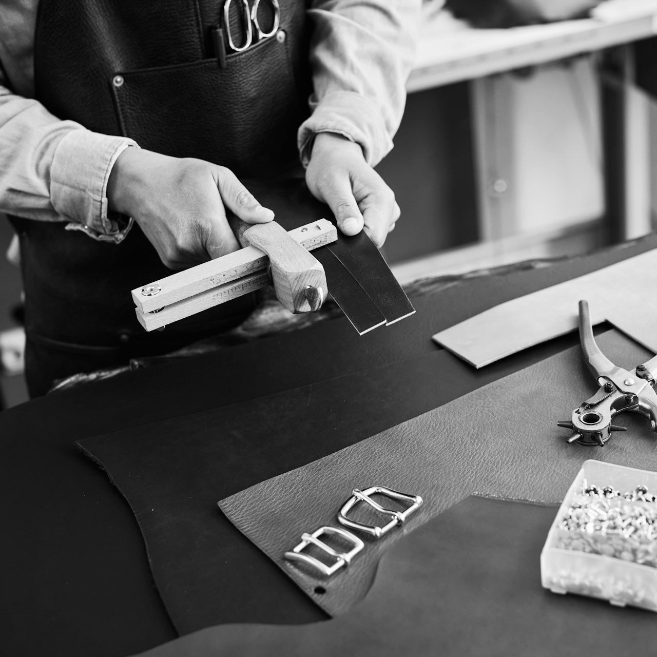 Lederproduzent in seiner Werkstatt