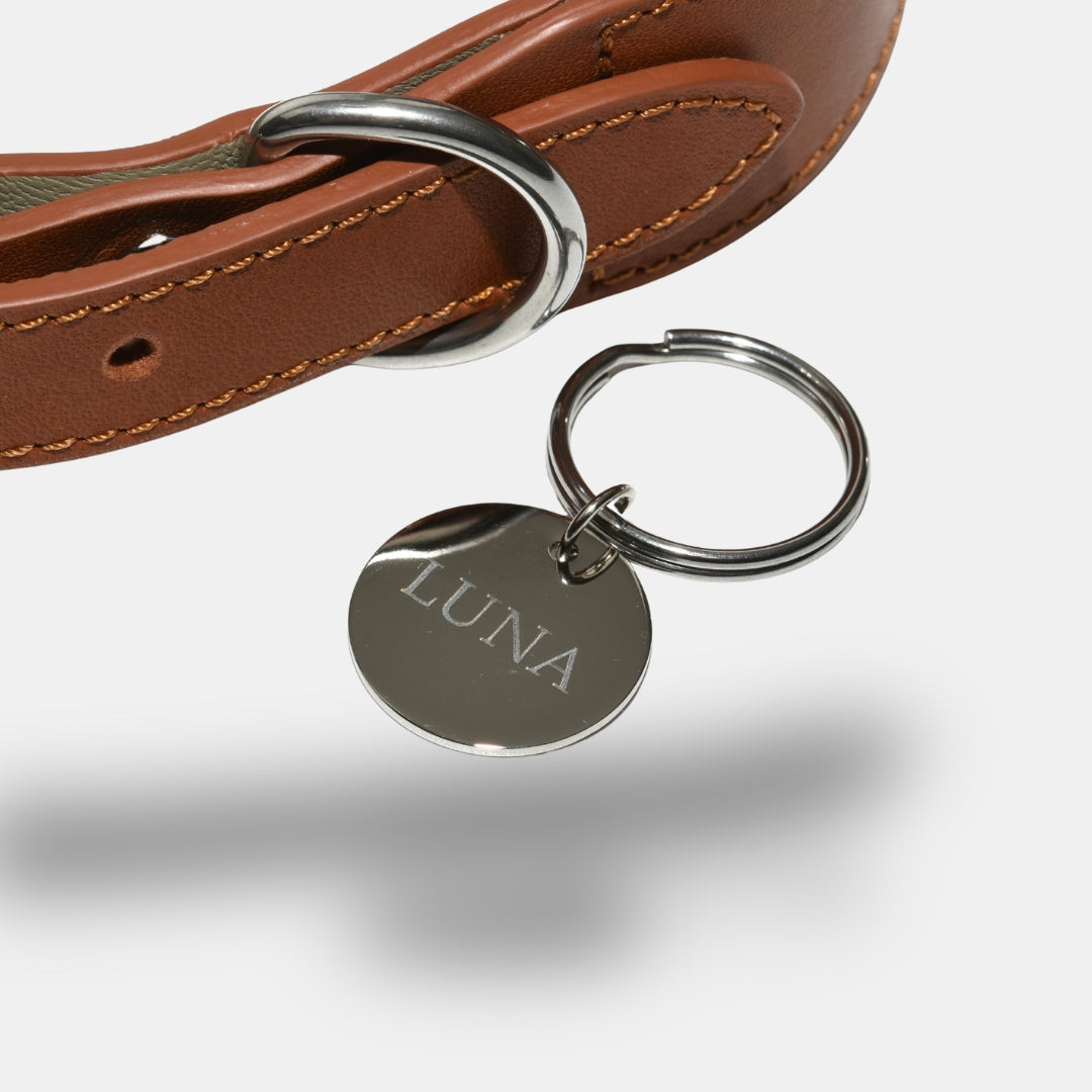 Lederhalsband in Cognac mit silbernem Anhänger.