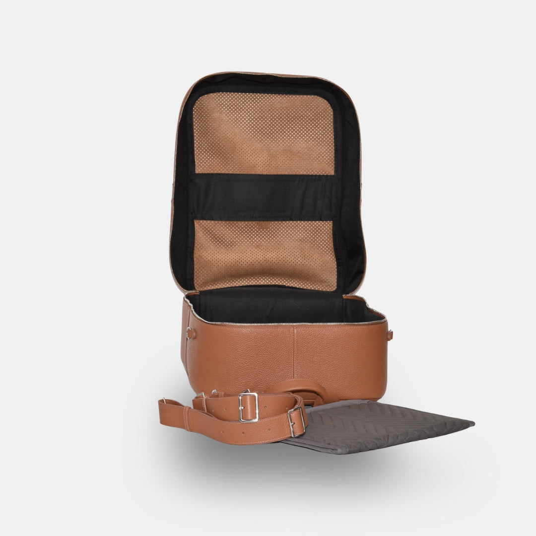 Hunderucksack aus Leder in Cognac, geöffnet.