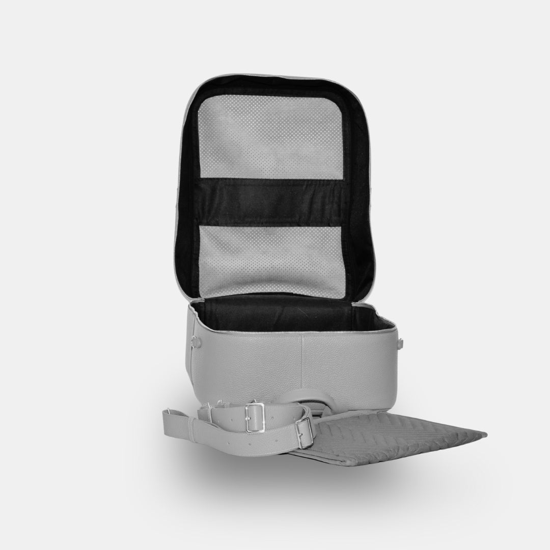 Hunderucksack aus Leder in Steingrau, geöffnet.