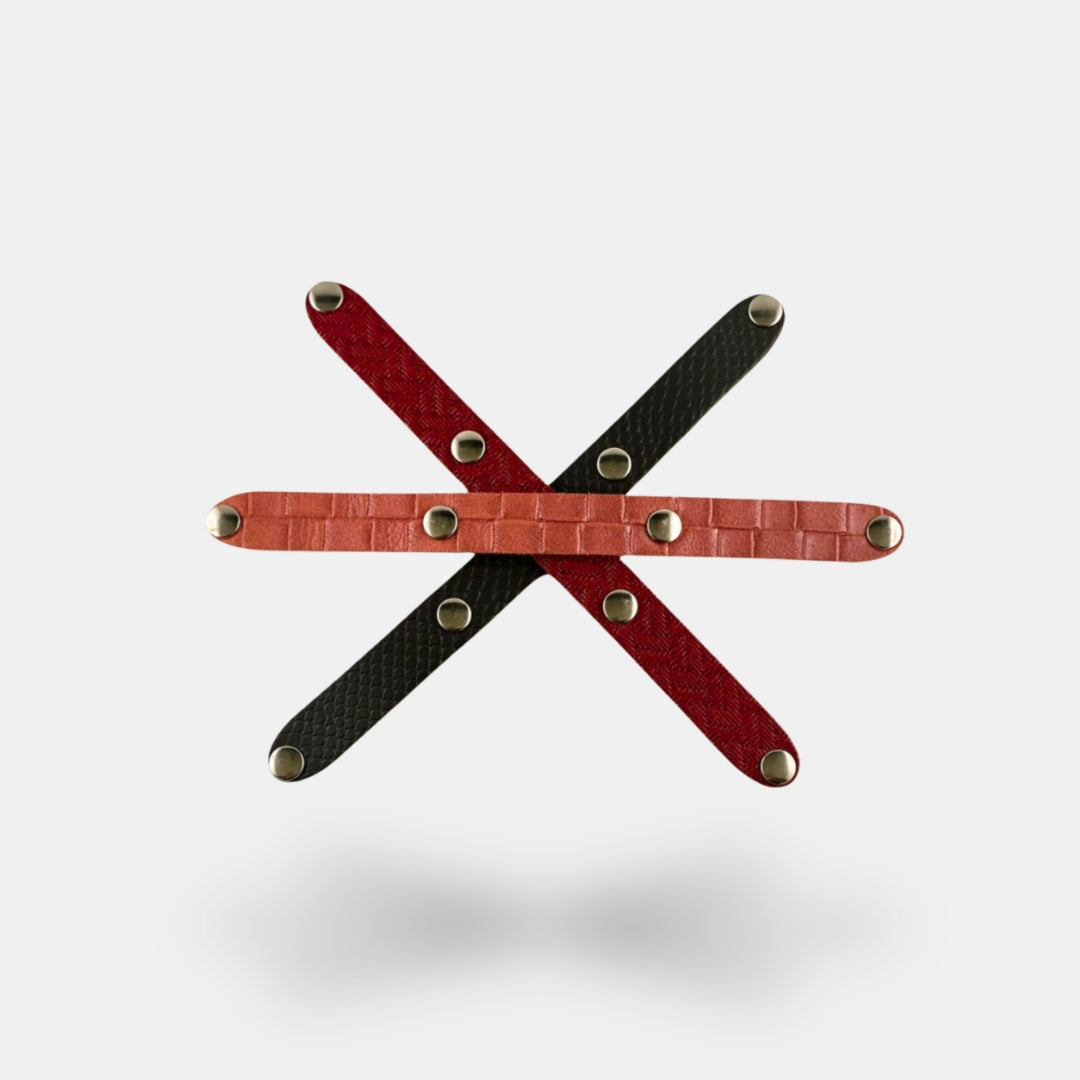 Design Clips aus strukturiertem Leder.